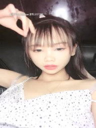 萌妹子穿裙子挂空挡跳蛋塞逼户外诱惑，蹲着漏逼车后座掰穴特写自摸，路边和炮友舌吻摸逼非常刺激