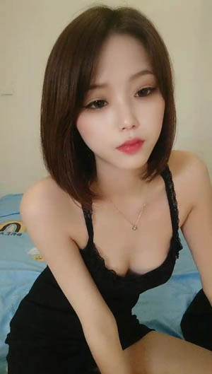 长相不错皮肤白皙的美少妇给老公的鸡巴做SPA