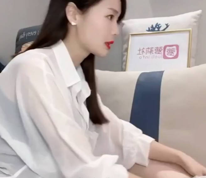 半夜爬起来洗澡的大眼睛学妹 乌黑茂密的阴毛太勾引人了