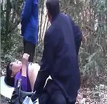 真奇葩！乡下老领导带著兄弟到小树林嫖妓兄弟在旁边...