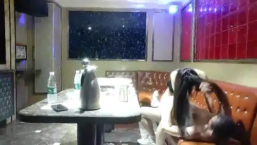 【探花炮哥】歌厅唱K激情，双人跳舞撩起衣服揉捏，扒掉内裤按头口交，张开双腿沙发上猛操