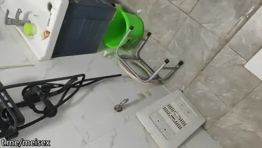 【恋歌】约良家少妇来家里，抱在一起舌吻调情，扒掉裤子开操，扛起双腿猛怼