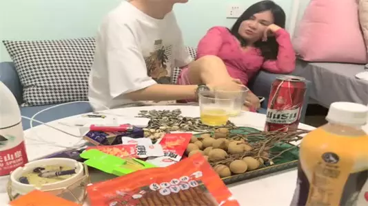 排骨小哥网约肥臀妹子在家小酌,酒过三巡趁机硬上…