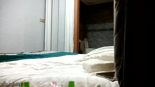 大奶骚女技师，服务周到乳推，黑丝足交享受，翘起屁股猛怼