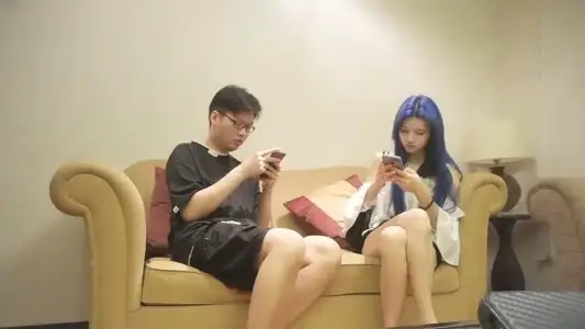 眼镜胖哥与蓝发美女激情缠绵 舌吻吞吐玩弄后狂插直至高潮