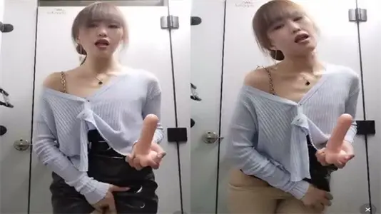 肉丝高跟苗条贫乳痴女公厕露出！淫叫撩骚假阳具爆菊自慰，骚穴流水诱人犯罪