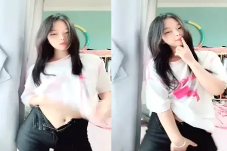 清纯美少女小周妹妹闺房自慰实录：粉嫩小穴揉捏特写，乳头磨蹭阴蒂，美臀诱惑让人欲火焚身！