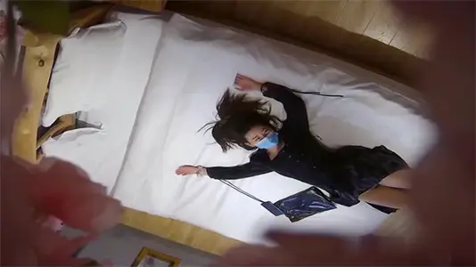 偷拍流出：热恋情侣宾馆开房激情啪啪，娇喘不断水声四溅