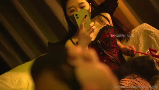 万圣节宠粉特辑 宝宝们 万圣节快乐 角色扮演邪恶的菜菜小恶魔挺刺激的，有点S属性，全身涂满油诱惑你们，接着淫语命令：用你们的大鸡巴取代肛塞