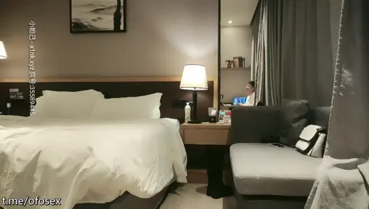 难得遇见一个极品黑丝长腿小贱货，小哥使出吃奶的力气狠狠地操她，自己也累出满身汗