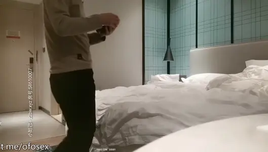 00后学生妹，粉嫩苗条，2800随意干，后入高潮爽叫不止，清秀可人物超所值