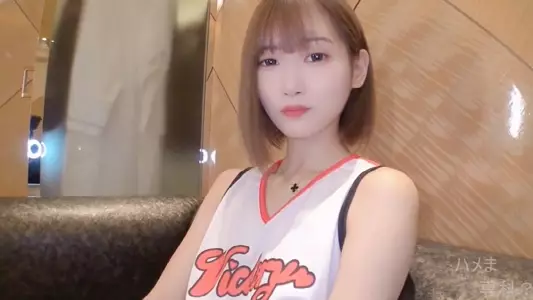 大街上找来素人穿着啦啦队的衣服就来了，没有什幺性经验，连叫床都不会啊，大叔暴力内射白虎粉穴