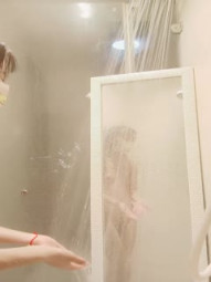 双马尾娇小身材萝莉嫩妹全裸诱惑，全身抹上酸奶抚摸，坐在地上掰穴揉搓，浴室洗澡超近距离掰穴特写