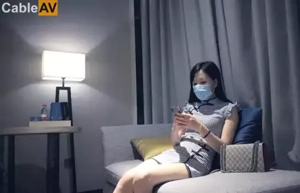 国产夫妻鸳鸯浴,洗澡抹上沐浴露站立后入,双手拿着拖把借力,白花花肉肉乱抖