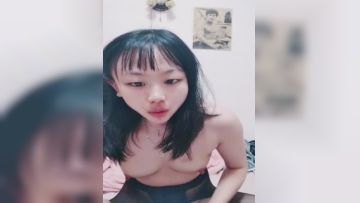 日常调教婊妹露脸跟狼友撩骚，让小哥剪开黑丝袜漏出逼逼，按摩棒玩弄，揉奶玩逼草嘴深喉口交，无套抽插内射第04集