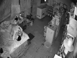 黑客破解网络摄像头监控偷拍村口小卖部夫妻打烊后过性生活媳妇还不错干完给洗屌