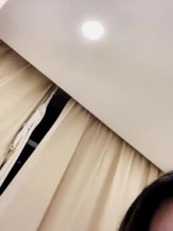 时尚带眼镜超大G奶美女揉奶自摸诱惑秀，极品粉嫩一线天肥逼，摸两下就出了很多水，近距离特写逼逼收缩往外流水