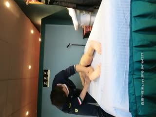 私密SPA会所的小哥给少妇按摩，少妇一直调侃小哥，对话是亮点，小哥问要不要做私密处保健，少妇心动了