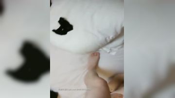 酒店里白嫩肌肤的妹子高跟鞋美腿抬起来无毛粉嫩阴唇水汪汪舔玩在扣穴啪啪操出爱液