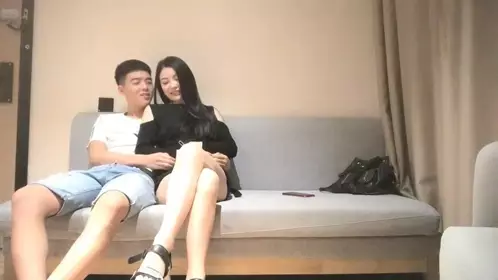 《小宝寻花》深圳直播约啪偷拍，竟约到激似昆凌的漂亮妹子，床上功夫更了得!!