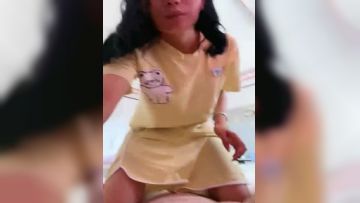 极品少妇儿子在家还偷偷的跟狼友发骚，揉着奶子玩着逼儿子突然推门进来，快他幺吓死她了，把儿子赶走接着嗨第04集