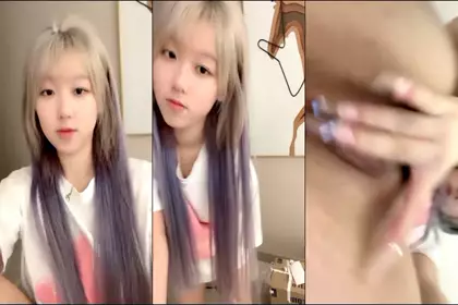 甜美乖巧美少女！强烈要求小秀一波！脱下内裤自摸骚穴，揉搓娇喘呻吟诱惑，多毛小穴超紧致