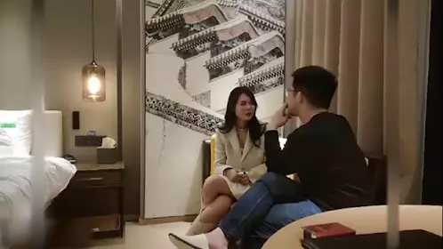 女神骚气的很 炮友有点不给力啊 搞了几分钟就不行 说自己玩女神玩腻了