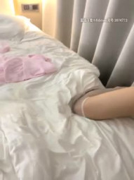 亲哥哥和零零年妹情趣装白色丝袜高跟鞋啪啪，口交上位骑坐抽插翘起屁股猛操多次喷水