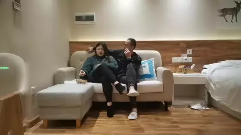 麻花辫顶级美女细腰翘臀牛仔裤扭动屁股掰开穴修长美腿揉捏贫乳对着镜头揉搓阴蒂