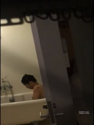 窗帘缝隙偷窥隔壁高颜值美眉洗香香