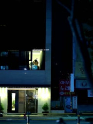 【网曝门事件】 繁华都市惊现窗边裸炮 豪放情侣二楼落地窗前全裸震撼裸炮 极品女友抱起来操 太震撼