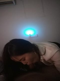 第一时间探花老哥上门快餐少妇，全程拍摄洗完屌开操，服务很不拉着手摸奶子，69姿势口交后入大屁股猛操