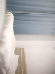 【老牛探花】，C罩杯，20岁年轻小美女，蜂腰翘臀，粉嫩鲍鱼水多，大叔扛起美腿卖力插插插，精彩佳作