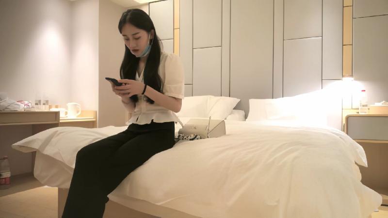 【小宝寻花】深夜场笑起来甜美外围妹，大长腿舌吻互摸调情，镜头前口交舔屌掰穴，骑乘抬腿侧入大力猛操…