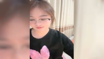 气质超甜眼镜妹！说话温柔密码房！撩起衣服肉感，白嫩柔软奶子，跳蛋振动棒震穴，表情很享受