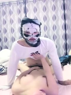 甜美大奶妹子性感掰穴挨操，翘起屁股口交面具男插入.