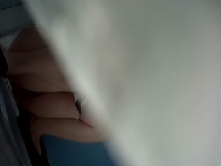 偷拍极品美女尿尿表情非常享受性感的大屁股竟然只穿了一条那么小的内裤