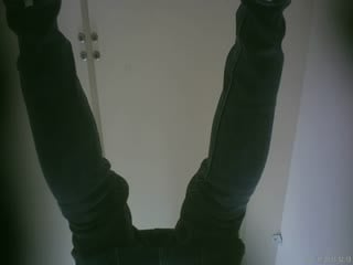 澡堂子偷拍长得很有灵气的小美女❤️非常机灵的看着周围