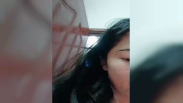 居家人妻黑丝露脸真实性爱实录，给小哥的大鸡巴舔硬，激情上位套都没有带，各种体位抽插射在肚子上自慰逼逼第01集