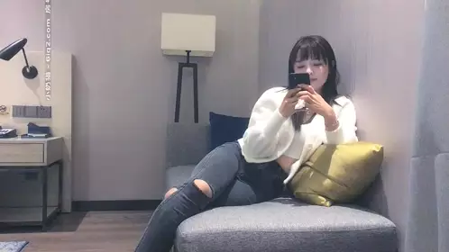 黑裙吊带少妇啪啪，沙发口交调情一番上位骑乘快速抽插猛操