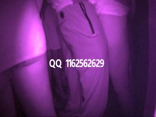 早年前，暗访金贵康桥酒吧，在灯红酒绿的舞光下，直接给钱舞厅下小姐蹲下来口交含进含出，裤裆掏出鸡巴帮打飞机！