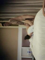 素人丶打野原千人斩大波浪斑点长裙妹子，深喉口交大屌新视角，按着双腿进出深插