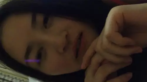 有点像姐弟恋的漂亮美女与猥琐男友