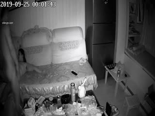 九月破解家庭网络摄像头偷拍年轻夫妻把小孩哄睡后开干，我草这男的操操动作不知道咋形容