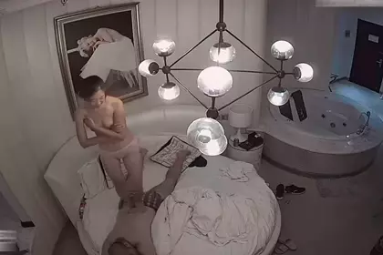 开房偷拍流出约炮大JJ男各种姿势被无套操啪啪深入射出绝对神作啊