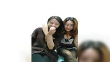 午夜激情大战露脸带着小骚妹和大哥玩4P，黑丝情趣诱惑淫声荡语不断，让大哥多体位爆草抽插，揉奶玩逼好刺激第01集