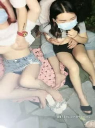 〖大二学妹疯狂性爱夜〗淫乱午夜性爱趴 三女同学VS两男同学 户外野战 无套抽插轮操白虎学妹