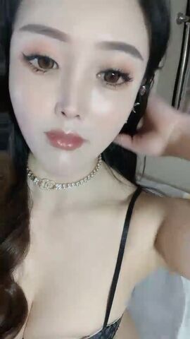 高颜值活力美少女，掏出大奶子揉捏，圆润大肥臀脱下内裤，中指扣入粉穴，跳蛋塞入震动高潮流出白浆