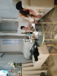 换妻探花回归第二天依旧4P激情，喝喝酒玩玩游戏，尽兴了再开始操，地上铺毯子交换，操的喊老公救命