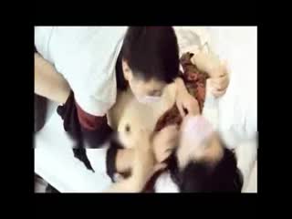 丰满少妇宾馆约见网友时穿的太性感被强行爆操,奋力反抗结果还是没逃掉,国语